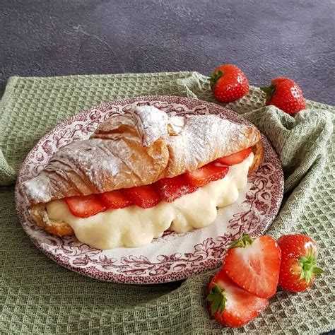 Croissants Met Banketbakkersroom En Aardbeien Culi Sandra