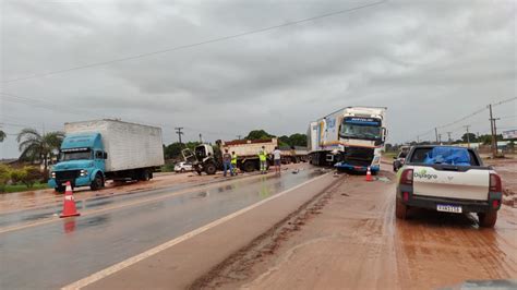 Batida Entre Carreta E Caminh O Ca Amba Deixa Um Ferido Na Br