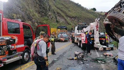 Mortal Accidente En Colombia Un Colectivo De Pasajeros Chocó Y Mató A