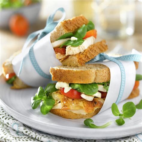 Sándwich de pollo con tomates y canónigos