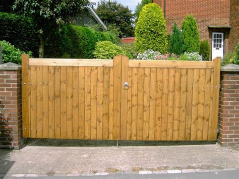 Decorative Wooden Driveway Gates — Madison Art Center Design