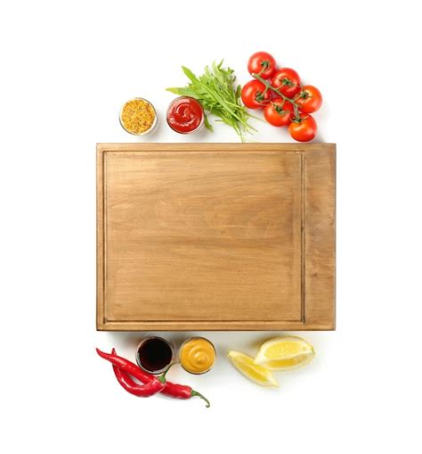 Tablero De Madera Con Diferentes Salsas Y Verduras Sobre Fondo Blanco