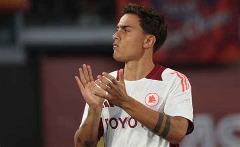 Roma Incontro Tra Paulo Dybala E I Tifosi In Via Del Corso