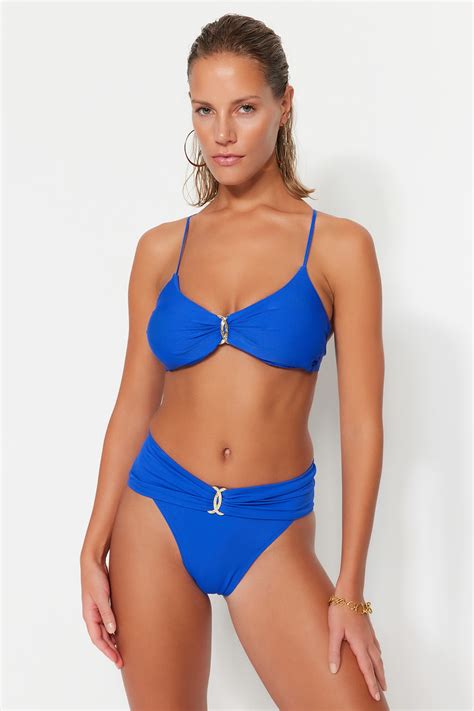 TRENDYOLMİLLA X Moeva Saks Aksesuar Detaylı Bikini Altı TBESS22BA0357