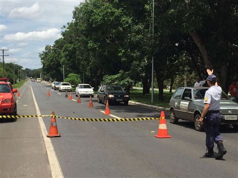 G1 Homem Morre Após Levar Choque Pegando Manga Em Rua Do Df