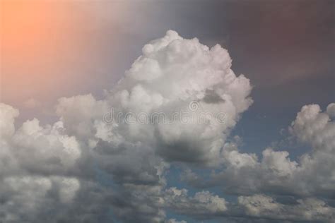 Cielo Hermoso Dram Tico Y Fondo Abstracto De Las Nubes Foto De Archivo