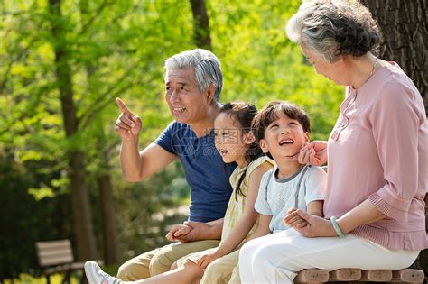 老年夫妇带着孩子们郊游高清图片下载 正版图片507652073 摄图网