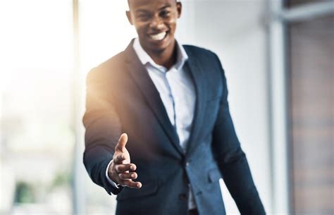 É um prazer conhecê lo retrato recortado de um jovem empresário bonito