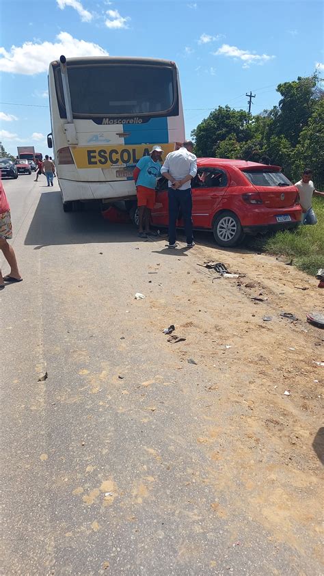 Homem morre após carro colidir em ônibus escolar na PE 180 em São