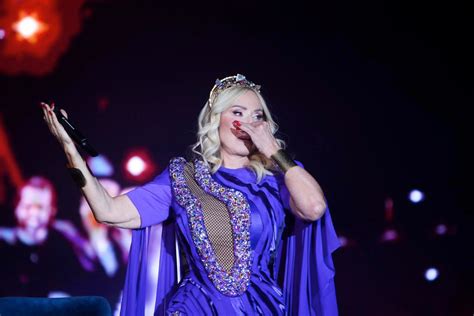 Lepa Brena u suzama prekinula koncert Pjevačica se slomila pred publikom