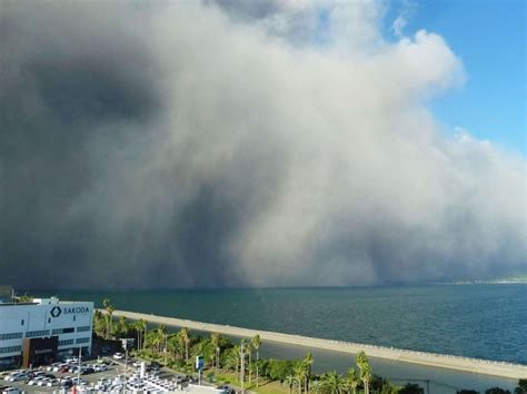 En Images Un Nuage De Cendres Recouvre Une Ville Du Japon