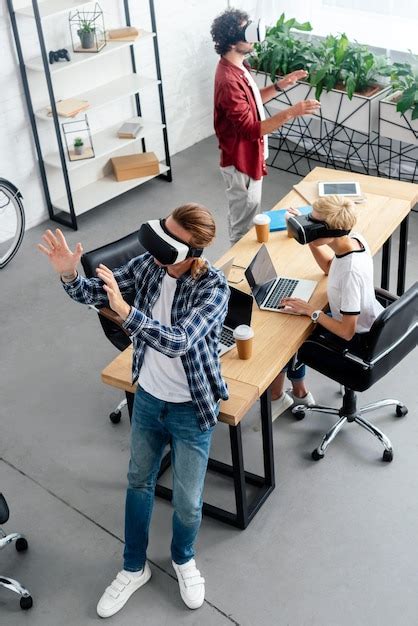 Vista En Alto Ngulo De Un Equipo Joven Que Utiliza Auriculares De