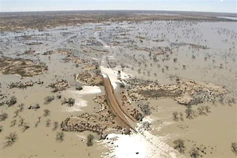 Lake Eyre floods cause outback pub to travel hundreds of kilometres for ...