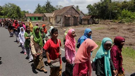 Kenangan Manis Nan Romantis Di Balik Prosesi Bedhol Desa Warga