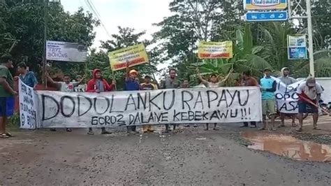 Jalan Penghubung PatiJepara Rusak Parah Puluhan Warga Demo Tuntut