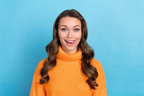 Foto De Uma Senhora Apavorada Mudar O Penteado Prender Tesouras