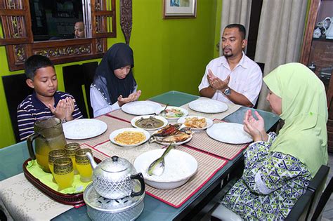 Adab Makan Dan Minum Ero Suhero