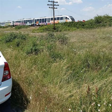 FOTO Căruţă lovită de tren la Valea Mare Trafic feroviar blocat