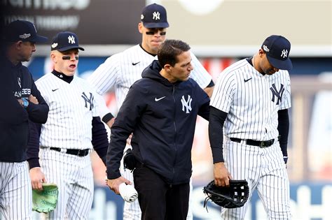 Yankees' Aaron Hicks exits Game 5 with injury after collision