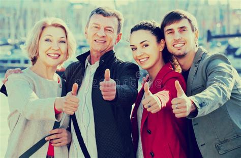 Ritratto Di Giovani E Coppie Mature Felici Fuori Immagine Stock Immagine Di Genitori Famiglia