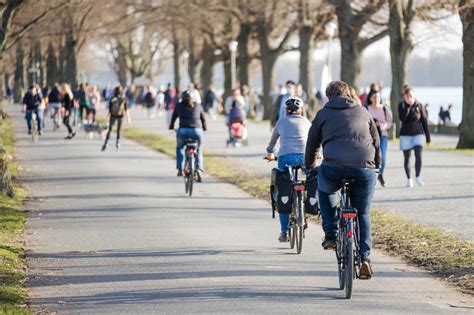 Gr Ne Wollen Mehr Platz F R Fu G Nger Und Radfahrer In Nrw