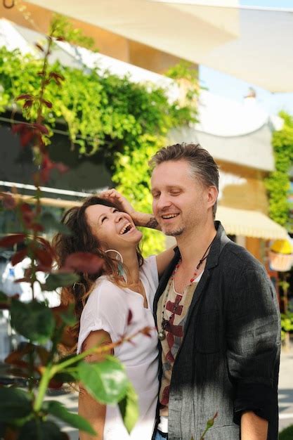 Sonriente Pareja De Enamorados Caminando Por La Ciudad Al Aire Libre