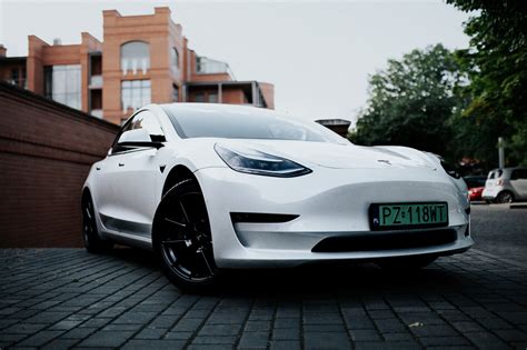 Jazda zapoznawcza Teslą Model 3 w Poznaniu i okolicach Prezentmarzeń