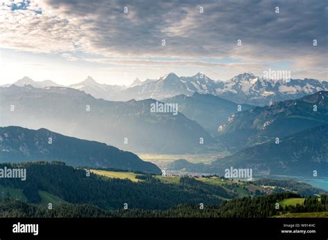 Aussicht Auf Interlaken Lauterbrunnental Und Eiger M Nch Und Jungfrau