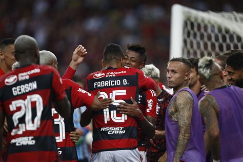 Comemoração coletiva após gol de Bruno Henrique emociona torcedores