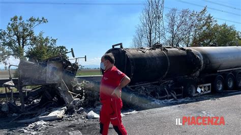 Cisterna In Fiamme SullA21 Dopo Lo Schianto Con Un Furgone Due Morti