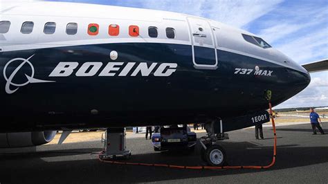 Un avión de carga Boeing aterriza de emergencia en el mar frente a