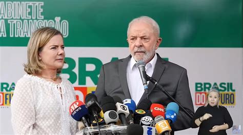 Lula diz que Gleisi não será ministra e que só anuncia equipe após ser