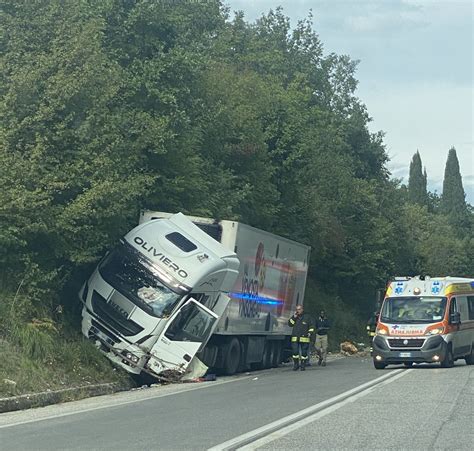 Incidente Sulla Monti Lepini Tir Fuori Controllo Esce Di Strada Le