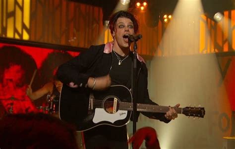 Watch Yungblud Roar Through Tissues On Kimmel