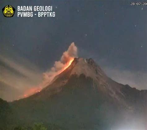 Gunung Merapi Luncurkan Awan Panas Guguran Sejauh 1 5 Km