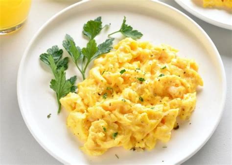 Receita imperdível de Ovos Mexidos no Micro ondas Receitas de