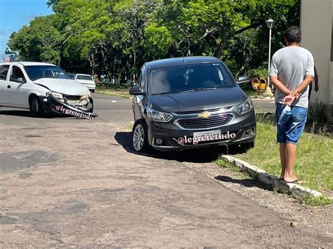 Acidente entre Celta e Cobalt no cruzamento das ruas Maurício Cardoso