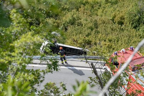 Stravi Na Nesre A Kod Cetinja Najmanje Dvoje Mrtvih U Prevrtanju