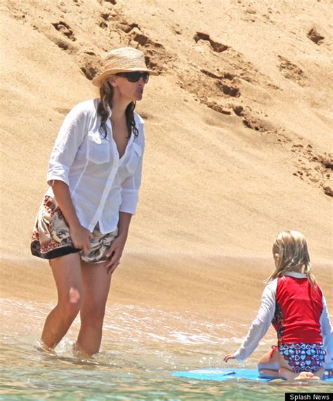 Julia Roberts Sports An Age Appropriate Bikini In Hawaii PHOTOS HuffPost Entertainment
