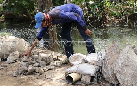 PEMBANGUNAN TANGGUL PENAHAN BANJIR ANTARA Foto