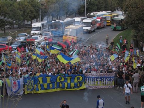 У Полтаві тисяча людей заспівали разом пісню про Путіна відео Фото