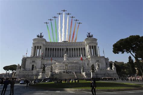 Festa Della Repubblica Applausi Per Mattarella E Renzi Al Vittoriano