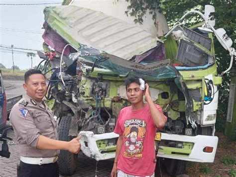 Diduga Sopir Ngantuk Truk Mitsubishi Fuso Adu Kepala Dengan Hino