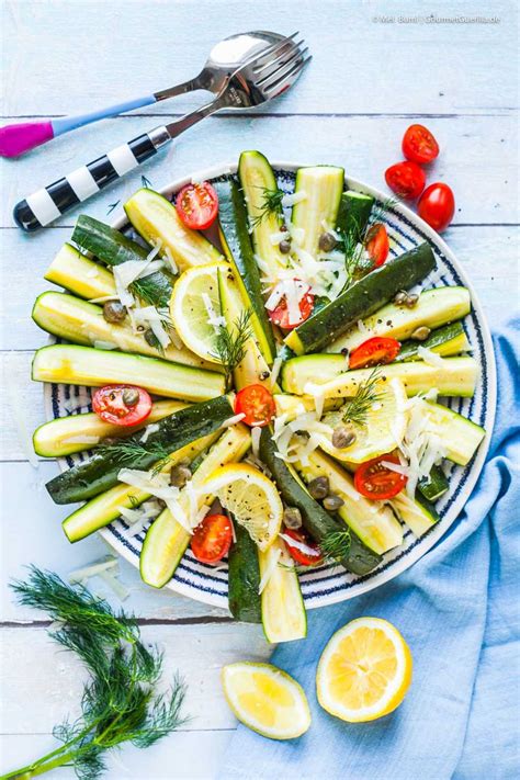 Griechischer Zucchini Salat mit Ziegenkäse Dill und Zitrone Ein ganz