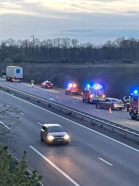 Marainviller Une Voiture Sencastre Sous Un Poids Lourd