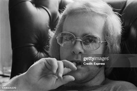 230 Elton John 1973 Photos & High Res Pictures - Getty Images