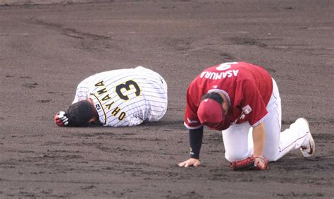 ＜神・楽＞1回2死一、二塁、マルテの左前打で一塁走者・大山と二塁手・浅村が衝突（撮影・大森 寛明） ― スポニチ Sponichi Annex 野球