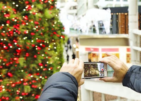 Cf Toronto Eaton Centre S Giant Tree Is Back This Year And It’s A Must See Narcity