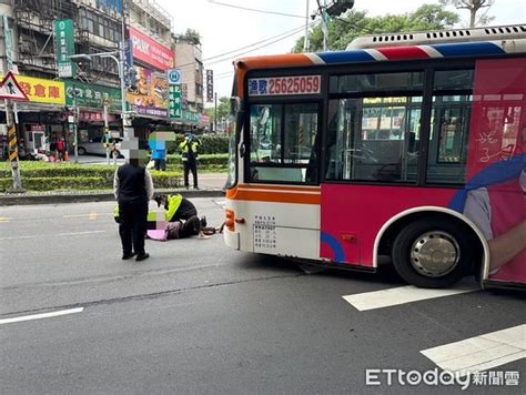 快訊／中和公車轉彎撞飛路人急剎車 婦左手骨折乘客摔倒雙送醫 Ettoday社會新聞 Ettoday新聞雲