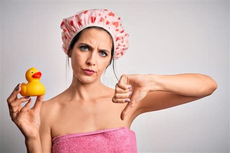 Joven Morena Mujer Con Los Ojos Azules Llevando Toalla De Ba O Y Gorro